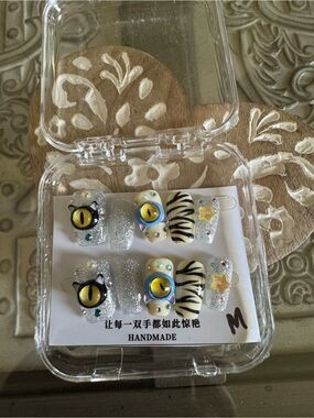 Bonitas Nails Handmade Sparkle Cat Eye & Zebra Nail Set - Silver & Cream